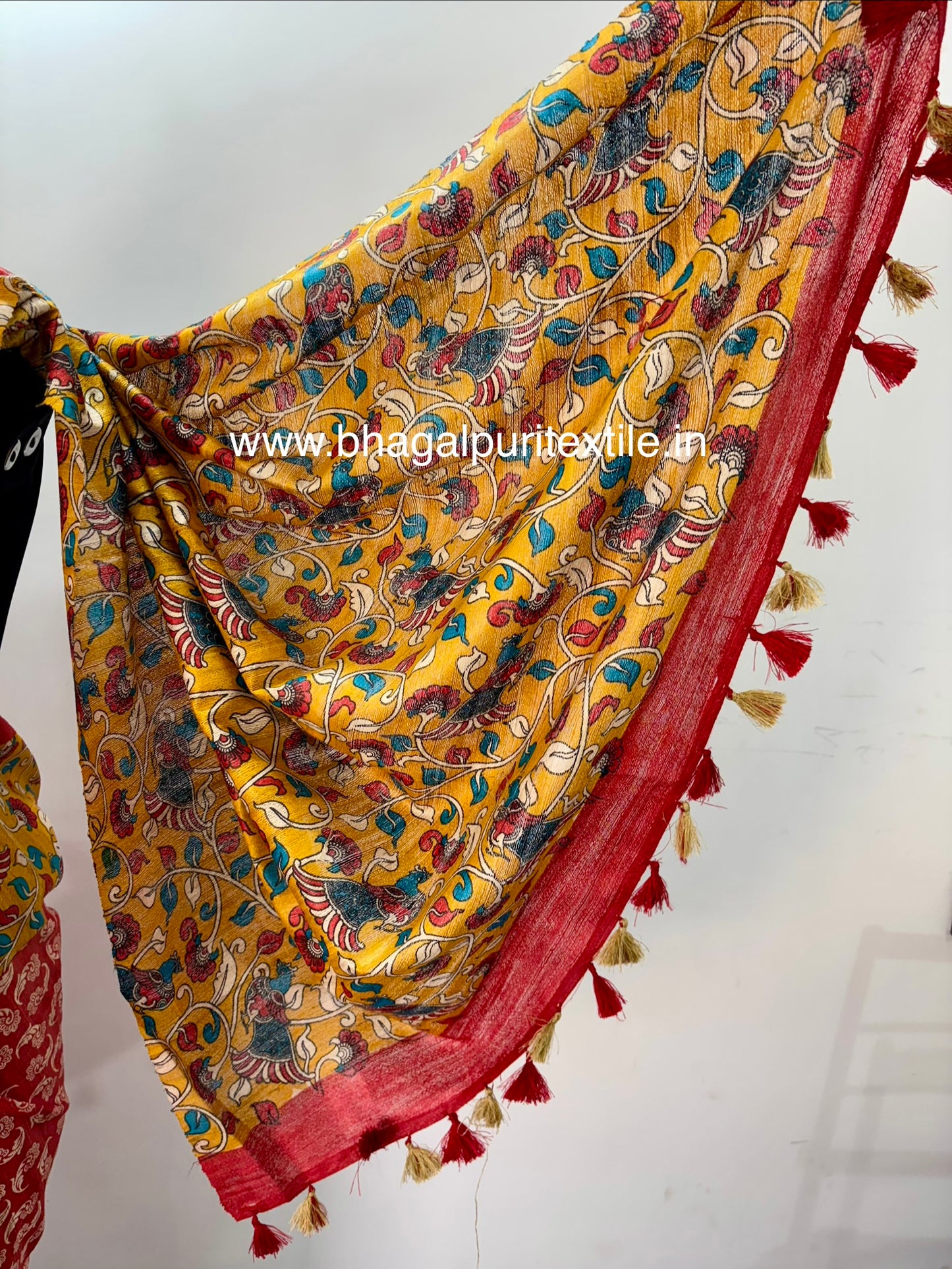 Premium Giccha Raw Silk Saree with Contemporary Digital Prints (Search code-10174).